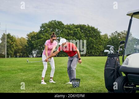 Femme souriante golfeur maîtrisant les bases du golf Banque D'Images