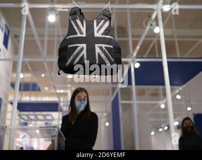 Un gilet personnalisé résistant aux coups de couteau conçu par l'artiste Banksy, porté par le musicien Stormzy lors de son titre au Glastonbury Festival en 2019, lors d'un appel photo pour l'exposition Beazley Designs of the Year au Design Museum de Londres. Banque D'Images