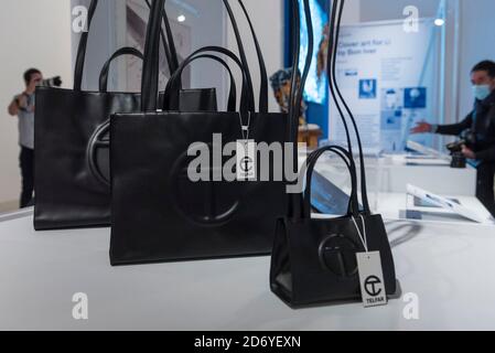 Londres, Royaume-Uni. 20 octobre 2020. Le sac Telfar du designer Telfar. Aperçu des Beazley Designs of the Year au Design Museum de Kensington. Les conceptions les plus innovantes de janvier 2019 à l'heure où la pandémie COVID-19 a eu lieu sont exposées du 21 octobre au 28 mars 2021. Credit: Stephen Chung / Alamy Live News Banque D'Images