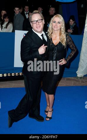 Vic Reeves et Nancy Sorrell arrivent au British Comedy Awards 2010 à l'hôtel Indigo 2, à l'O2 Arena, Londres. Banque D'Images