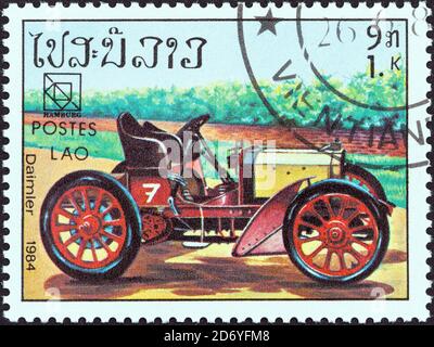 LAOS - VERS 1984: Timbre imprimé au Laos du 19e Congrès de l'UPU, Hambourg. Le numéro des voitures de sport et de course classiques montre Daimler, vers 1984. Banque D'Images