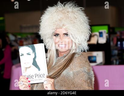 Katie Price pose avant de signer des copies de son dernier livre, 'vous ne vivre qu'une seule fois' à Asda à Milton Keynes. Banque D'Images