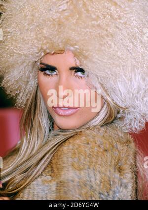 Katie Price pose avant de signer des copies de son dernier livre, 'vous ne vivre qu'une seule fois' à Asda à Milton Keynes. Banque D'Images