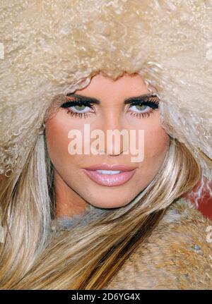 Katie Price pose avant de signer des copies de son dernier livre, 'vous ne vivre qu'une seule fois' à Asda à Milton Keynes. Banque D'Images