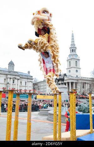 Un spectacle de danse de dragon à Trafalgar Square, dans le centre de Londres, dans le cadre des célébrations du nouvel an chinois. Banque D'Images