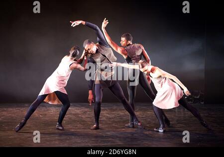 Des danseurs, dont Damien Johnson, Sarah Kundi et Jade Hale-Christofi du Ballet Black, se produisent lors d'une séance photo pour le spectacle de 10 ans d'Orpheus au Lindbury Studio Theatre, à l'Opéra Royal, dans le centre de Londres. Banque D'Images