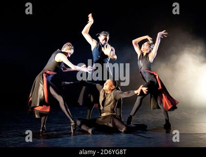 Des danseurs, dont Damien Johnson, Sarah Kundi et Jade Hale-Christofi du Ballet Black, se produisent lors d'une séance photo pour le spectacle de 10 ans d'Orpheus au Lindbury Studio Theatre, à l'Opéra Royal, dans le centre de Londres. Banque D'Images