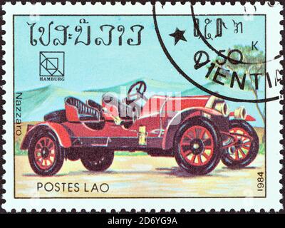 LAOS - VERS 1984: Timbre imprimé au Laos du 19e Congrès de l'UPU, Hambourg. Le numéro des voitures de sport et de course classiques montre Nazzaro, vers 1984. Banque D'Images