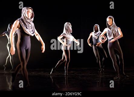 Des danseurs, dont Damien Johnson, Sarah Kundi et Jade Hale-Christofi du Ballet Black, se produisent lors d'une séance photo pour le spectacle de 10 ans d'Orpheus au Lindbury Studio Theatre, à l'Opéra Royal, dans le centre de Londres. Banque D'Images