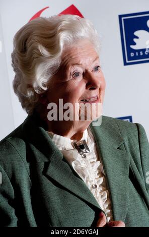 June Spencer assiste aux Oscars Oldie de l'année 2011, au Simpsons on the Strand, dans le centre de Londres. Banque D'Images