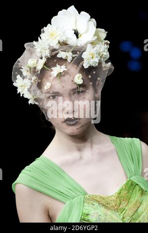 Un modèle sur la passerelle lors du défilé de mode Ashley Isham, qui s'est tenu sur le lieu d'entrée et de sortie dans le centre de Londres dans le cadre de la semaine de la mode de Londres. Banque D'Images