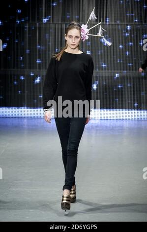 Un modèle sur la passerelle lors du défilé de mode Ashley Isham, qui s'est tenu sur le lieu d'entrée et de sortie dans le centre de Londres dans le cadre de la semaine de la mode de Londres. Banque D'Images