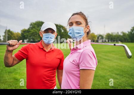 Une athlète féminine et son entraîneur posant pour la caméra Banque D'Images