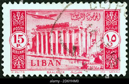 LIBAN - VERS 1954 : un timbre imprimé au Liban montre Temple de Bacchus à Baalbek, vers 1954. Banque D'Images