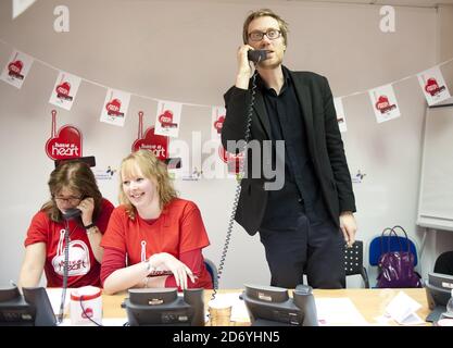 Stephen Merchant photographié manning les téléphones de l'année 2011 ont un attrait pour cœur, l'association caritative de Heart FM qui collecte des fonds pour les Children's Hospices UK, dans les studios Heart FM du centre de Londres. Banque D'Images