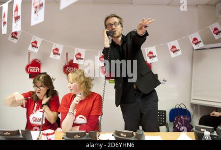 Stephen Merchant photographié manning les téléphones de l'année 2011 ont un attrait pour cœur, l'association caritative de Heart FM qui collecte des fonds pour les Children's Hospices UK, dans les studios Heart FM du centre de Londres. Banque D'Images