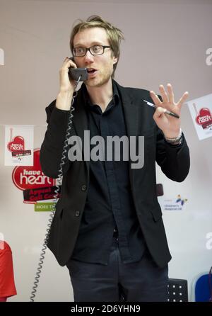 Stephen Merchant photographié manning les téléphones de l'année 2011 ont un attrait pour cœur, l'association caritative de Heart FM qui collecte des fonds pour les Children's Hospices UK, dans les studios Heart FM du centre de Londres. Banque D'Images