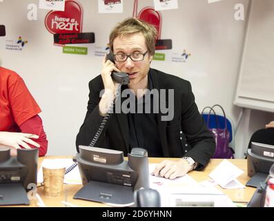 Stephen Merchant photographié manning les téléphones de l'année 2011 ont un attrait pour cœur, l'association caritative de Heart FM qui collecte des fonds pour les Children's Hospices UK, dans les studios Heart FM du centre de Londres. Banque D'Images