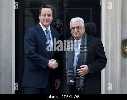 Le président de l’Autorité palestinienne Mahmoud Abbas rencontre le Premier ministre David Cameron à Downing Street, dans le centre de Londres. Banque D'Images