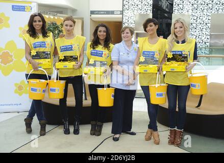 Les samedis (l-r Rochelle Wiseman, una Healy, Vanessa White, Frankie Sandford et Mollie King) photographiés dans le centre commercial Westfield à l'ouest de Londres, où ils se sont portés volontaires pour recueillir de l'argent pour le Marie Curie cancer Care Great Daffodil Appeal. Banque D'Images