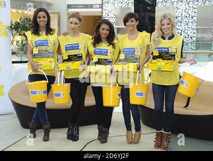 Les samedis (l-r Rochelle Wiseman, una Healy, Vanessa White, Frankie Sandford et Mollie King) photographiés dans le centre commercial Westfield à l'ouest de Londres, où ils se sont portés volontaires pour recueillir de l'argent pour le Marie Curie cancer Care Great Daffodil Appeal. Banque D'Images