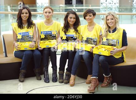 Les samedis (l-r Rochelle Wiseman, una Healy, Vanessa White, Frankie Sandford et Mollie King) photographiés dans le centre commercial Westfield à l'ouest de Londres, où ils se sont portés volontaires pour recueillir de l'argent pour le Marie Curie cancer Care Great Daffodil Appeal. Banque D'Images