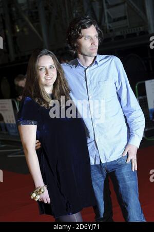 La productrice Mary Burke et son partenaire arrivent à la première de Submarine, au cinéma BFI sur la South Bank de Londres. Banque D'Images