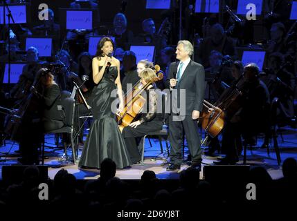 Les présentateurs John Suchet et Margherita Taylor sur scène au Classic FM Live, au Royal Albert Hall, dans le centre de Londres. Banque D'Images