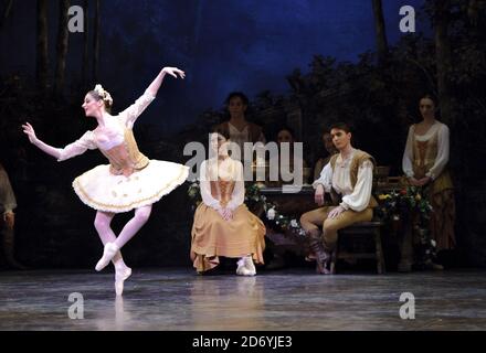 Les danseurs produisent des extraits choisis de la prochaine production du Ballet national anglais de Swan Lake au Coliseum, St Martin's Lane, Londres Banque D'Images