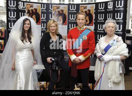 Alison Jackson (deuxième à gauche) crée un mariage royal alternatif à Waterstone's à Piccadilly, Londres, pour lancer son nouveau livre, Kate & Wills Up the Allee: A Right Royal Fairy Tale. Banque D'Images