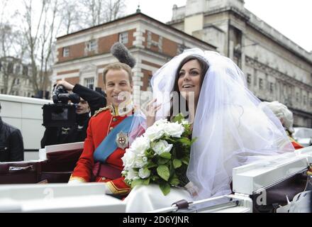 Alison Jackson crée un autre mariage royal à Waterstone's à Piccadilly, Londres, pour lancer son nouveau livre, Kate & Wills Up the Allee: A Right Royal Fairy Tale. Banque D'Images