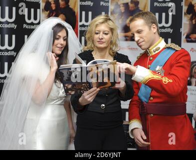 Alison Jackson (au centre) crée un autre mariage royal à Waterstone's à Piccadilly, Londres, pour lancer son nouveau livre, Kate & Wills Up the Allee: A Right Royal Fairy Tale. Banque D'Images