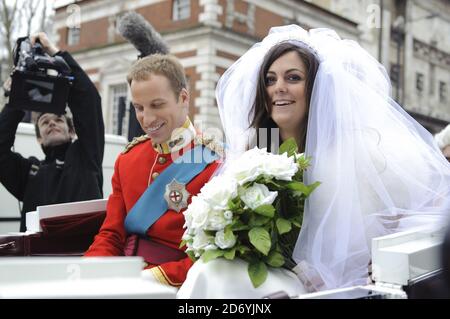 Alison Jackson crée un autre mariage royal à Waterstone's à Piccadilly, Londres, pour lancer son nouveau livre, Kate & Wills Up the Allee: A Right Royal Fairy Tale. Banque D'Images