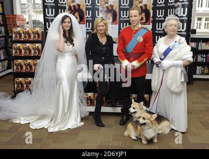 Alison Jackson (deuxième à gauche) crée un mariage royal alternatif à Waterstone's à Piccadilly, Londres, pour lancer son nouveau livre, Kate & Wills Up the Allee: A Right Royal Fairy Tale. Banque D'Images