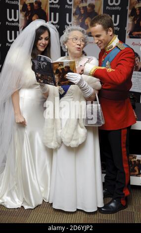 Alison Jackson crée un autre mariage royal à Waterstone's à Piccadilly, Londres, pour lancer son nouveau livre, Kate & Wills Up the Allee: A Right Royal Fairy Tale. Banque D'Images