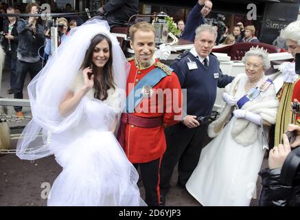 Alison Jackson crée un autre mariage royal à Waterstone's à Piccadilly, Londres, pour lancer son nouveau livre, Kate & Wills Up the Allee: A Right Royal Fairy Tale. Banque D'Images