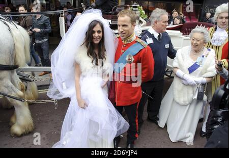 Alison Jackson crée un autre mariage royal à Waterstone's à Piccadilly, Londres, pour lancer son nouveau livre, Kate & Wills Up the Allee: A Right Royal Fairy Tale. Banque D'Images