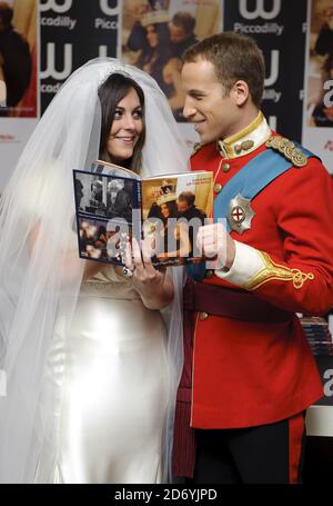 Alison Jackson crée un autre mariage royal à Waterstone's à Piccadilly, Londres, pour lancer son nouveau livre, Kate & Wills Up the Allee: A Right Royal Fairy Tale. Banque D'Images