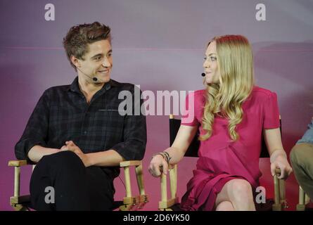 Max Irons et Amanda Seyfried photographiés lors d'une séance de questions-RÉPONSES à l'occasion de la rencontre des cinéastes : Red Riding Hood, à l'Apple Store du centre de Londres. Banque D'Images