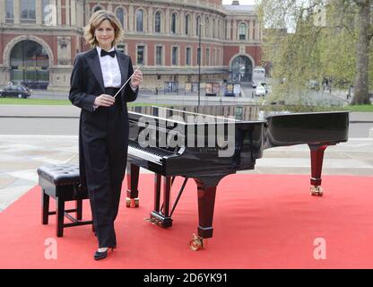 Katie Derham photographiée lors du lancement de la BBC Proms 2011, au Albert Memorial à Hyde Park, dans le centre de Londres. Banque D'Images