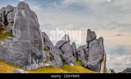 Le paysage spectaculaire de Castle Hill sur l'île du Sud de la Nouvelle-Zélande, avec un groupe de rochers de calcaire et un fond ciel nuageux. Banque D'Images