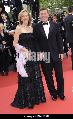 Charles Rivkin, ambassadeur DES ÉTATS-UNIS en France, et Susan Tolson, épouse, arrivent à la première de Habemus Papam, lors du 64ème Festival international du film de Cannes, au Palais des Festivales à Cannes, en France. Banque D'Images