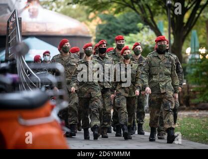 Dortmund, Allemagne. 20 octobre 2020. Les soldats de la Bundeswehr marchaient vers le département de santé lors d'un rendez-vous avec les médias. Dans douze villes et districts de la Rhénanie-du-Nord-Westphalie, plus de 150 soldats de la Bundeswehr aident maintenant à faire face à la crise de Corona. Ils soutiennent les autorités sanitaires dans le suivi des contacts des personnes nouvellement infectées Credit: Bernd Thissen/dpa/Alamy Live News Banque D'Images