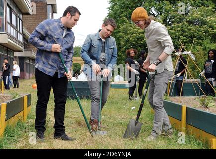 Scouting for Girls contribue à un projet Orange Rockcorps à Lambeth, dans le sud de Londres, dans le cadre d'un projet visant à encourager les volontaires à des projets communautaires en échange de billets de concert. Banque D'Images