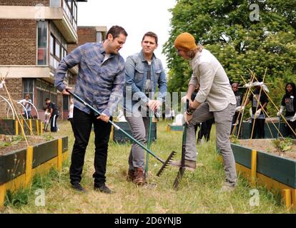 Scouting for Girls contribue à un projet Orange Rockcorps à Lambeth, dans le sud de Londres, dans le cadre d'un projet visant à encourager les volontaires à des projets communautaires en échange de billets de concert. Banque D'Images