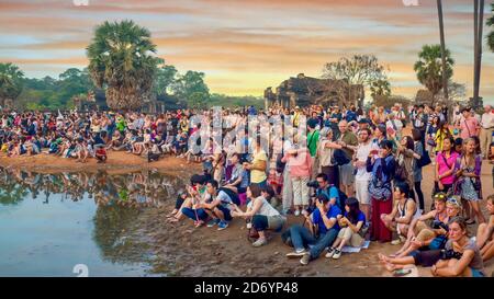 Siem Reap, Cambodge - 3 mars 2012. Une foule de touristes internationaux est rassemblée avec des caméras, attendant le lever du soleil au temple d'Angkor Wat. Banque D'Images