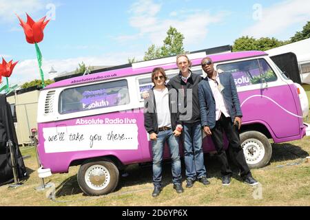 Mike et The Mechanics photographiés dans la zone des coulisses d'Absolute radio, au festival de l'île de Wight, au parc Seaclose à Newport. Banque D'Images