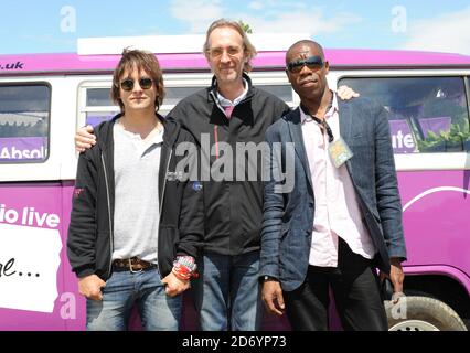 Mike et The Mechanics photographiés dans la zone des coulisses d'Absolute radio, au festival de l'île de Wight, au parc Seaclose à Newport. Banque D'Images