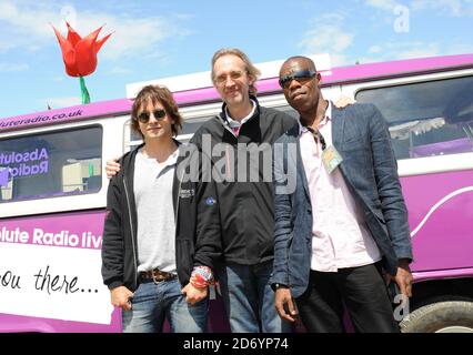 Mike et The Mechanics photographiés dans la zone des coulisses d'Absolute radio, au festival de l'île de Wight, au parc Seaclose à Newport. Banque D'Images