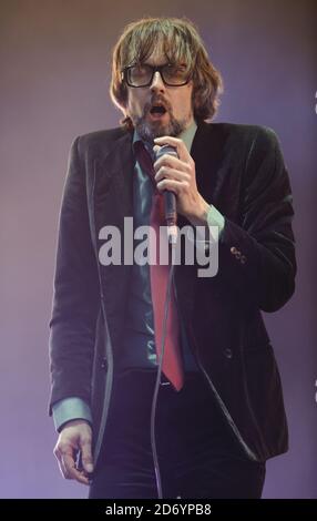 Jarvis Cocker of Pulp se présentant au Festival de l'île de Wight, au parc Seaclose de Newport. Banque D'Images